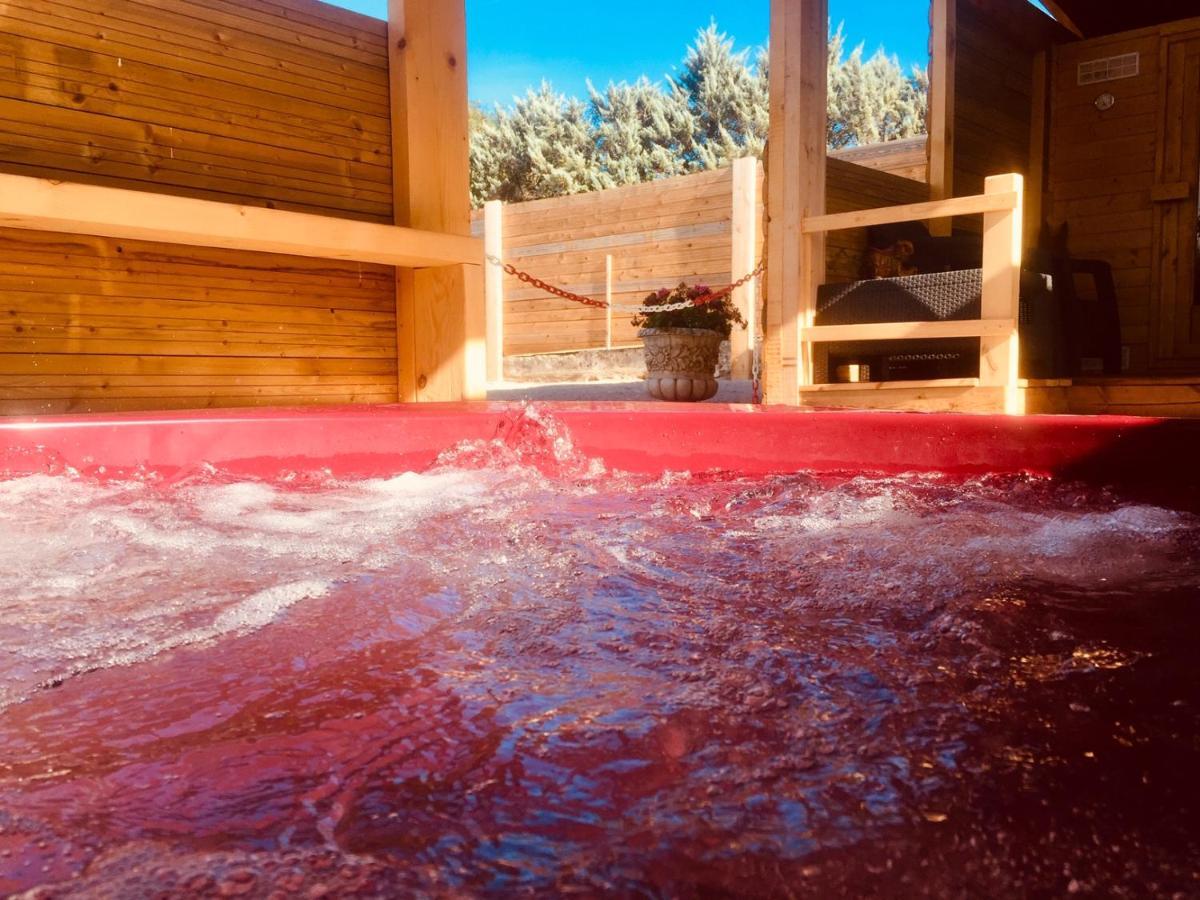 La Colline Aux Chalets, Jaccuzi, Sauna Saint-Chamarand Buitenkant foto
