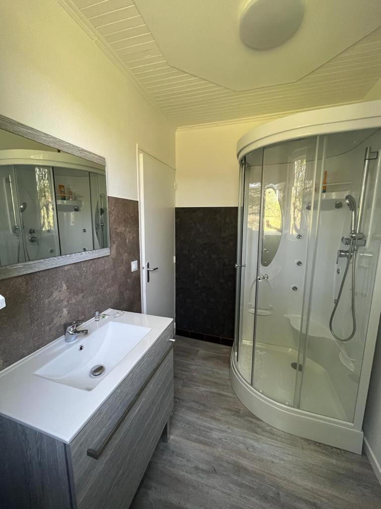 La Colline Aux Chalets, Jaccuzi, Sauna Saint-Chamarand Buitenkant foto